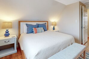4 bedrooms, iron/ironing board, WiFi, bed sheets - Dreamy, dog-friendly, coastal retreat with screened porch - walk to the beach (Fort Morgan)