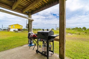 Terrace/patio - Dreamy, dog-friendly, coastal retreat with screened porch - walk to the beach (Fort Morgan)