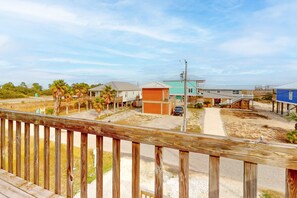 Property grounds - Dreamy, dog-friendly, coastal retreat with screened porch - walk to the beach (Fort Morgan)
