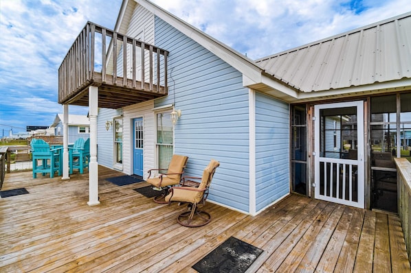 Terrace/patio - Dreamy, dog-friendly, coastal retreat with screened porch - walk to the beach (Fort Morgan)