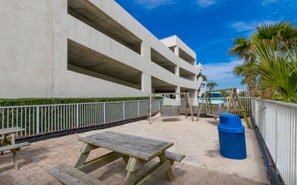 BBQ/picnic Area - Island Tower 701 (Gulf Shores)
