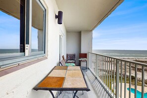 Outdoor dining - Beach condo w Gulf view, pool, sports courts at Plantation Palms (Fort Morgan)