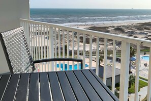Property grounds - Plantation Palms condo with Gulf view, pool and hot tub, easy walk to beach (Fort Morgan)