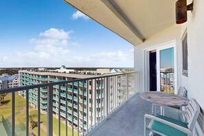 Property grounds - Plantation Palms condo with Gulf view, pool and hot tub, easy walk to beach (Fort Morgan)