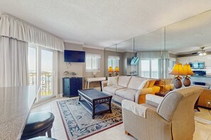 Ein Wohnzimmer mit einer Couch, einem Couchtisch und einem Fernseher.