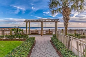 Terrace/patio - Attractive and Convenient Home wGulf Views, Shared Hot Tub & Pool, Free WiFi (Fort Morgan)