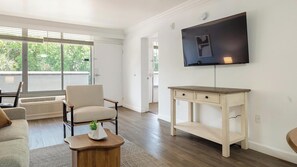 Smart TV - Landing | Modern 1BD, Gym, Clubhouse (Kissimmee)