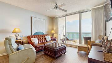 テレビ、DVD プレーヤー、書斎 / ワークスペース