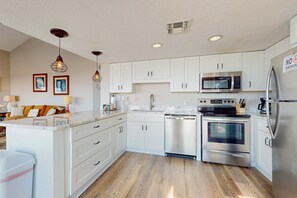 Fridge, microwave, oven, stovetop - Oceanfront condo with pools, hot tubs, sauna, gym, tennis, pickleball. grills, and onsite restaurant (Fort Morgan)