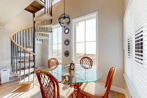 Dining - Oceanfront condo with pools, hot tubs, sauna, gym, tennis, pickleball. grills, and onsite restaurant (Fort Morgan)