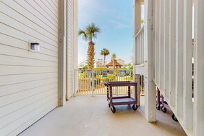 Terrace/patio - Oceanfront condo with pools, hot tubs, sauna, gym, tennis, pickleball. grills, and onsite restaurant (Fort Morgan)