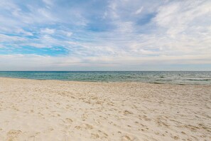On the beach - Beachfront Home w/Spacious Deck, Gas Grill, Free WiFi, Incredible Views, A/C (Fort Morgan)