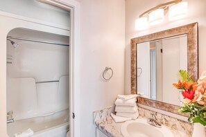 Shower, towels - Recently Remodeled Condo w/Private Deck, Shared Outdoor Pool, Central AC, WiFi (Fort Morgan)