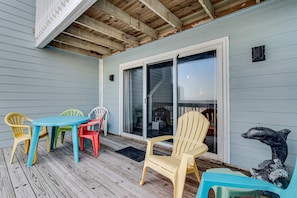 Outdoor dining - Recently Remodeled Condo w/Private Deck, Shared Outdoor Pool, Central AC, WiFi (Fort Morgan)