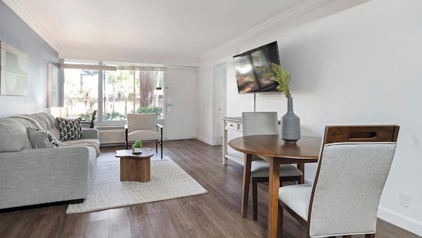 Un salon moderne avec un canapé, une table basse et une table à manger.