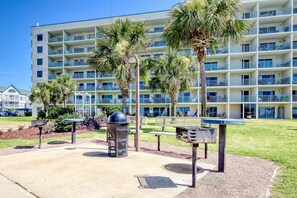 Outdoor dining - Adorable Beach Condo W/ Shared Pool, Gulf Views, Private Balcony & WiFi (Fort Morgan)