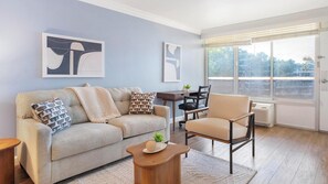 Smart TV - Landing | Stylish 1BD, Clubhouse, Gym (Kissimmee)