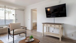 Smart TV - Landing | Stylish 1BD, Gym, Clubhouse (Kissimmee)