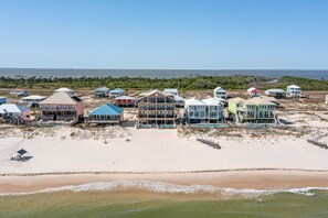 On the beach - Luxury Beachfront Duplex in Fort Morgan | Pool, Elevator and Wedding-Friendly (Fort Morgan)
