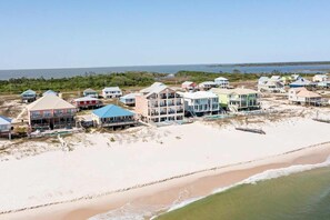 On the beach - Luxury Beachfront Duplex in Fort Morgan | Pool, Elevator and Wedding-Friendly (Fort Morgan)