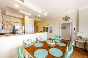 Dining - Ocean-view condo with heated pool, hot tub & rooftop terrace - walk to beach (Fort Morgan)