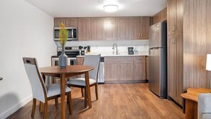 Réfrigérateur, tables à manger