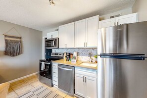 Frigorífico, microondas, horno y placa de cocina