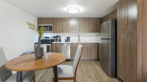 Refrigerador, mesa de comedor