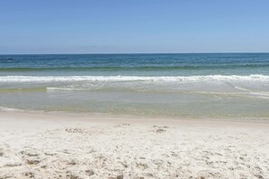 On the beach - Condo with Gulf-facing balcony, shared pool, hot tub, gym (Fort Morgan)