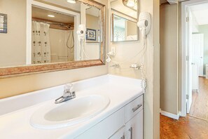 Shower, hair dryer, towels - Gulf-front condo with balcony, shared pool, hot tub, & beach access (Fort Morgan)