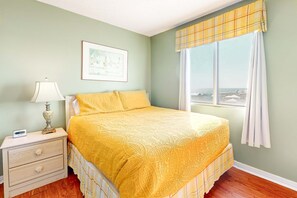 3 bedrooms, Internet, bed sheets - Gulf-front condo with balcony, shared pool, hot tub, & beach access (Fort Morgan)
