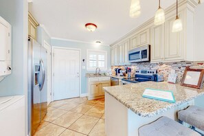 Fridge, microwave, oven, stovetop - Beautiful condo near the beach with 2 outdoor pools and beach access (Gulf Shores)