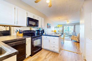 Fridge, microwave, oven, stovetop - Condo with parking and location near the beach, pools, amazing views (Gulf Shores)