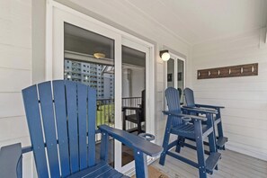 Terrace/patio - Third-floor condo with pool, hot tub, partial ocean view, gym, & central AC (Fort Morgan)