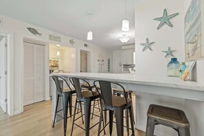 Dining - Third-floor condo with pool, hot tub, partial ocean view, gym, & central AC (Fort Morgan)