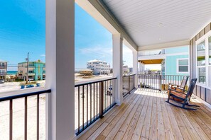 Property grounds - Gorgeous Oceanside Home with WiFi, Private Pool, Central AC, W&D - Steps From Beach (Gulf Shores)