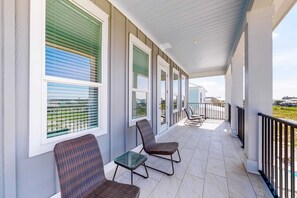 Terrace/patio - Gorgeous Oceanside Home with WiFi, Private Pool, Central AC, W&D - Steps From Beach (Gulf Shores)