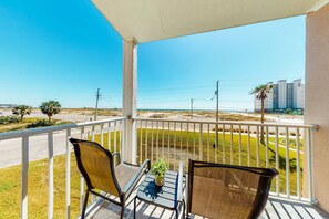 Property grounds - Second Floor Condo w Shared Pool & Hot Tub, WiFi, Central AC, and Washer Dryer (Gulf Shores)