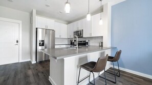 Fridge, dining tables - Landing | Spectacular 1BD, Gym, Clubhouse (Salado)