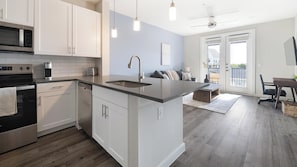 Jääkaappi, ruokailupöytä