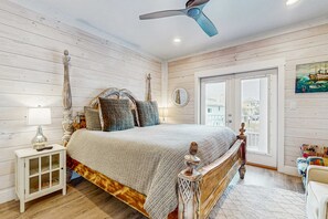 4 bedrooms, iron/ironing board, WiFi, bed sheets - Custom built, dog friendly home with private pool & balcony close to the beach (Gulf Shores)