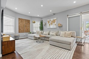 Smart TV - Large 6‑Bedroom Home Minutes From MetLife — World Cup 2026 Ready! (City of Orange)