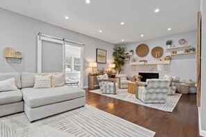 Smart TV - Large 6‑Bedroom Home Minutes From MetLife — World Cup 2026 Ready! (City of Orange)
