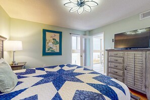 3 bedrooms, iron/ironing board, Internet, bed sheets - Spacious beachfront condo with outdoor pool & Gulf views (Gulf Shores)