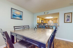 Dining - Spacious beachfront condo with outdoor pool & Gulf views (Gulf Shores)