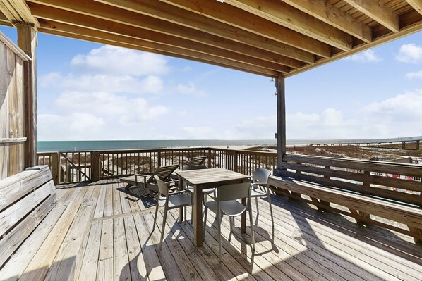 Outdoor dining - Large, Gulf front rental on the beach near Gulf Shores restaurants & activities (Gulf Shores)