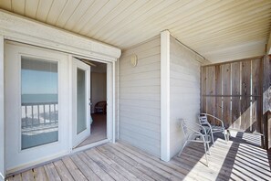Terrace/patio - Large, Gulf front rental on the beach near Gulf Shores restaurants & activities (Gulf Shores)