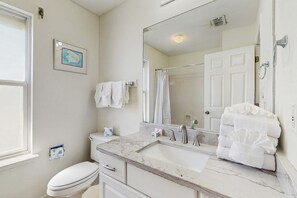 Shower, towels - Large, Gulf front rental on the beach near Gulf Shores restaurants & activities (Gulf Shores)