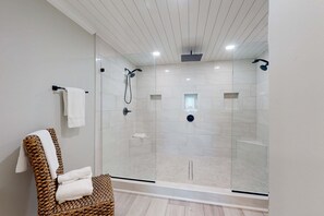 Shower, hair dryer, towels - Gulf-front condo with hot tub, sauna, indoor pool & beach access - near dining (Gulf Shores)