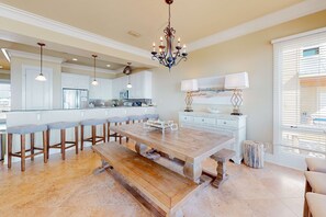 Dining - Luxurious Gulf-front home w direct beach access, close to shops & dining (Gulf Shores)